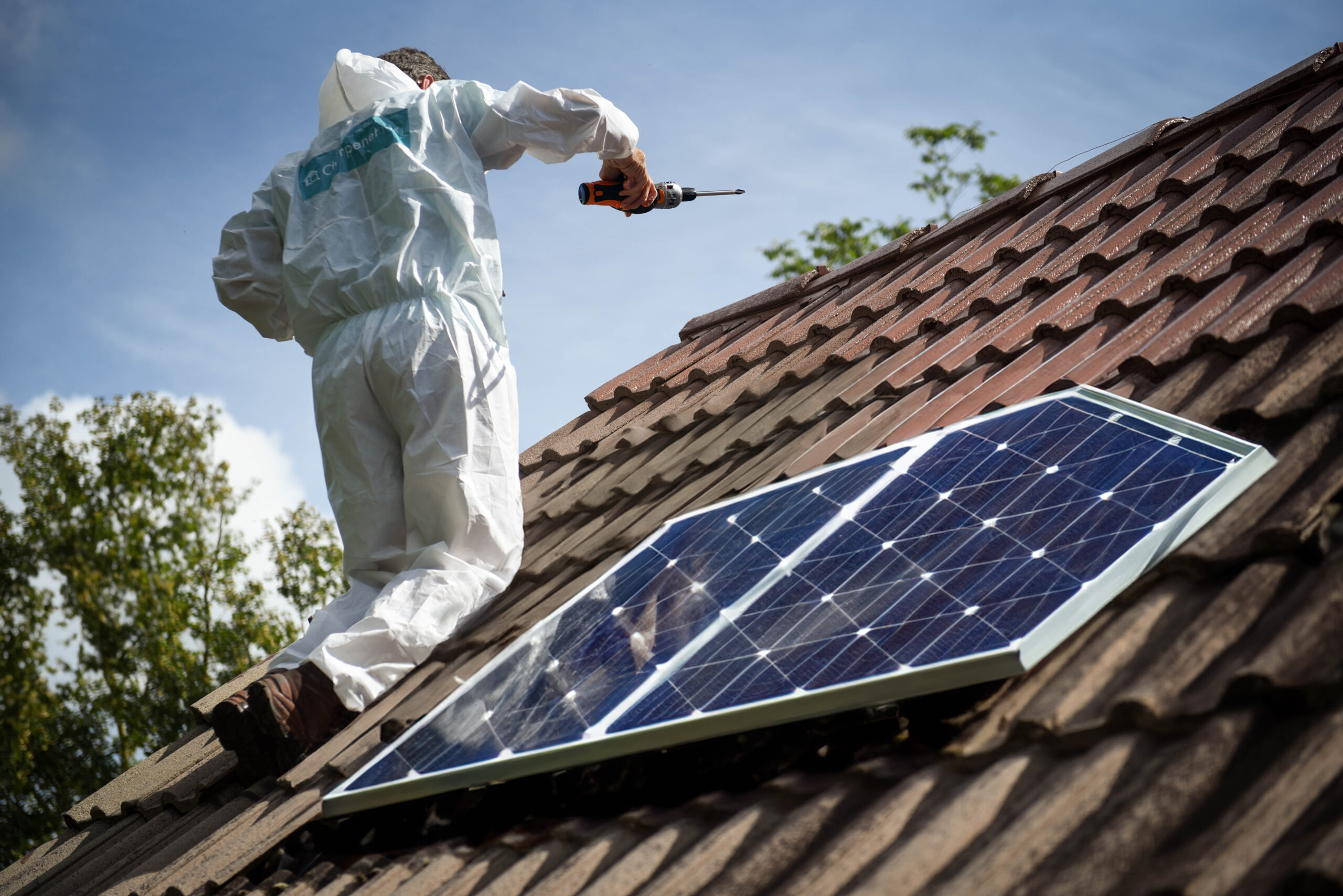 opérateur charpenet intervient pour l'entretien d'une installation de système solaire